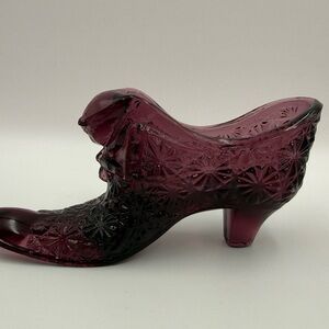 Fenton Glass Daisy & Button Cat Slipper Shoe in an amethyst purple